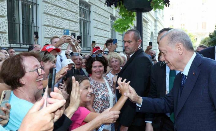 Macaristan’da Cumhurbaşkanı Erdoğan’a sevgi gösterisi