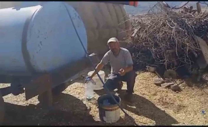 Mahalle sakinlerinin ’su’ isyanı: Traktörler ile evlerine su çekiyorlar