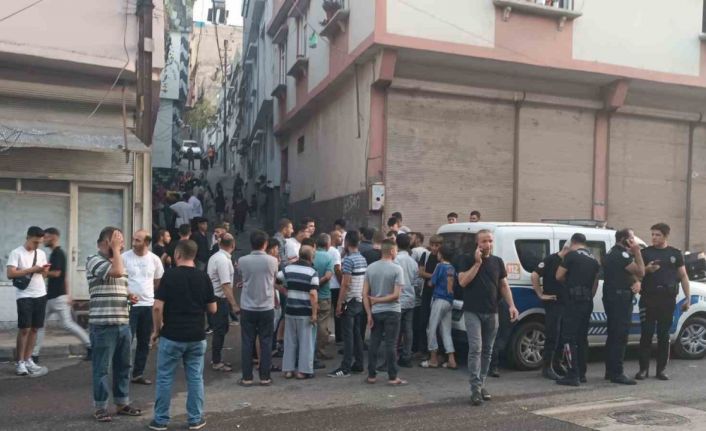 Mahalleli ile uyuşturucu satıcıları arasında kavga: 1 ölü, 4 yaralı