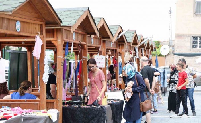 Maharetli Eller Alıcısını Bekler