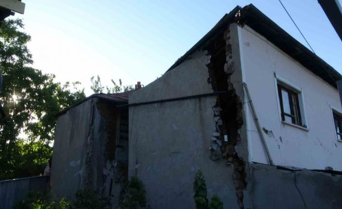 Malatya’da 5.3’lük depremde göçük meydana gelen ağır hasarlı ev korkutuyor