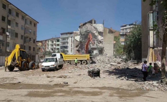 Malatya’da ağır hasarlı binanın kontrollü yıkımında göçük: 1 yaralı