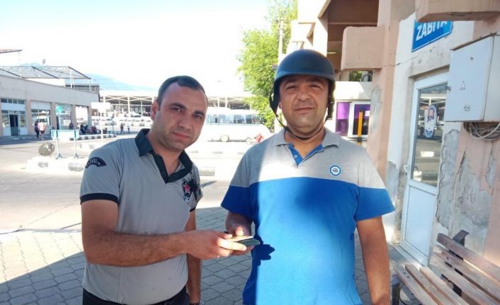 Manisa Büyükşehir, parklarda unutulan eşyaları sahiplerine teslim etti