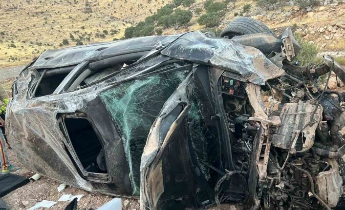Mardin’de araç şarampole yuvarlandı: 1’i ağır 2 yaralı