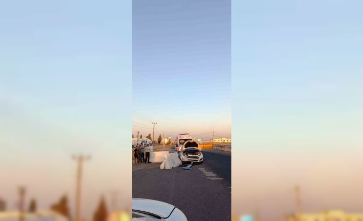 Mardin’de otomobil taş bariyerlere çarptı: 4 yaralı