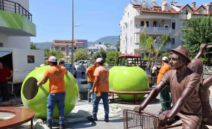 Marmaris’te dev saksılar ilgi çekti