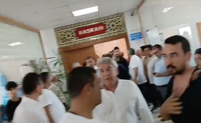 Mecliste tartışma başladı, başkanın makam odasında yumruklar konuştu