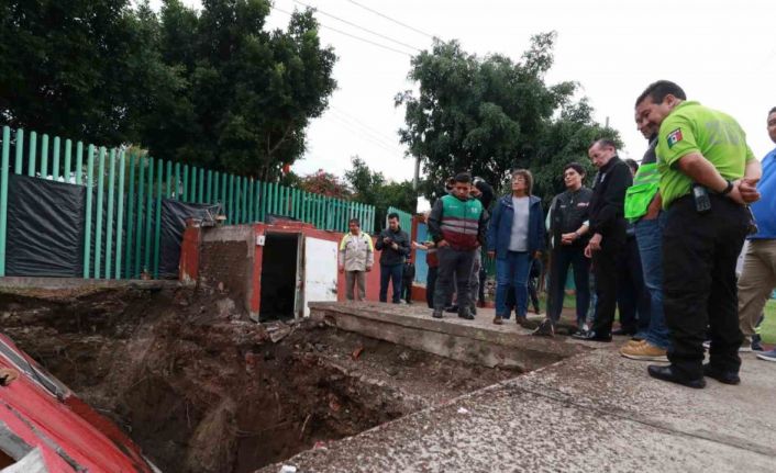 Meksika’da bir bina yolda oluşan dev çukurun içine devrildi