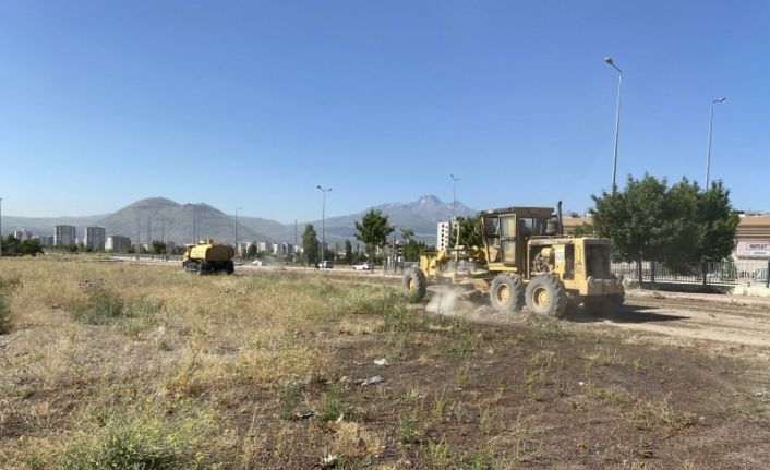 Melikgazi daha temiz bir çevre için boş alanların temizliğini yapıyor