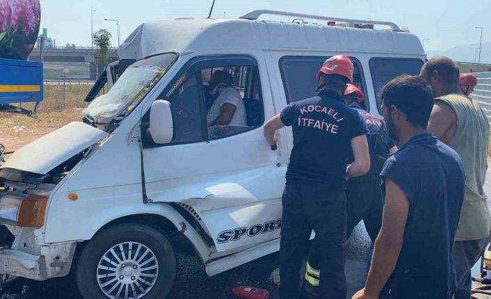 Minibüs su tankerine çarptı: Sıkışan sürücü aracın kapısı kesilerek çıkartıldı