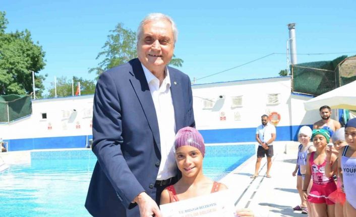 Minik yüzücüler katılım belgelerini Başkan Bakkalcıoğlu’nun elinden aldı