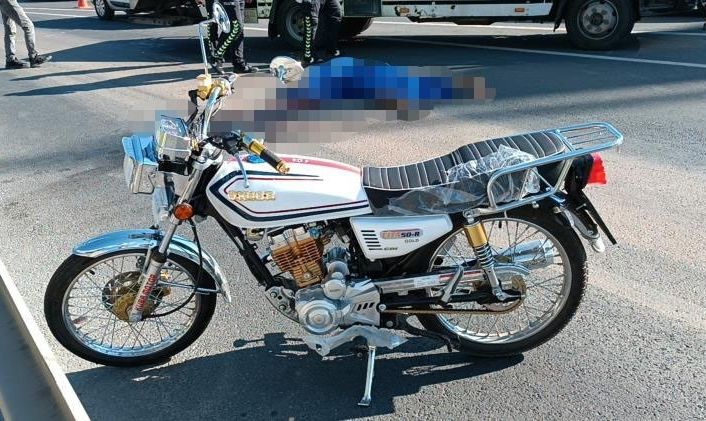 Motosiklet kamyon ile bariyer arasına sıkıştı: 1 ölü, 1 yaralı