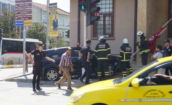 Motosiklete çarpmamak için manevra yaptı, direğe çarptı