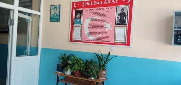 Müdür ve öğretmenler el ele verdi, okulun boya badanasını yaptı