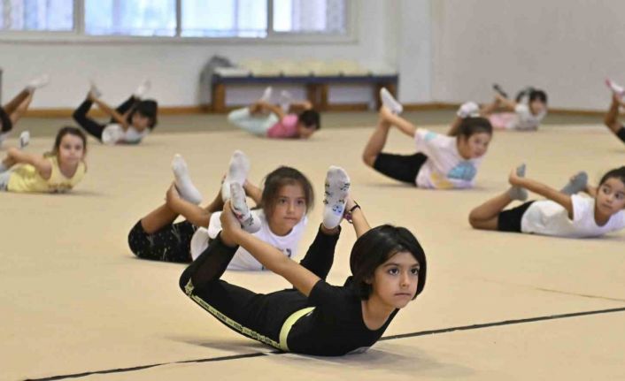 Muratpaşa’da yaz dönemi spor okulları cimnastik programına yoğun ilgi