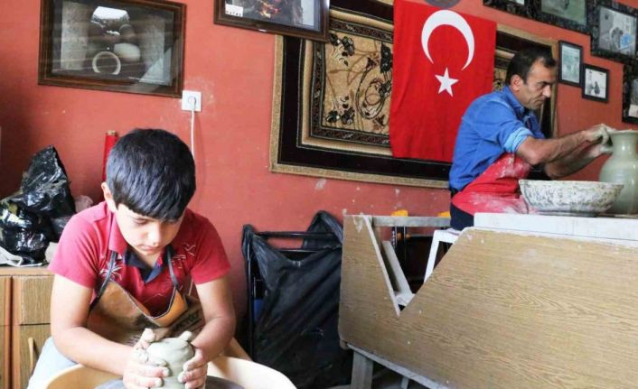 Oğullarıyla birlikte baba mesleği çömlekçiliği yaşatıyor
