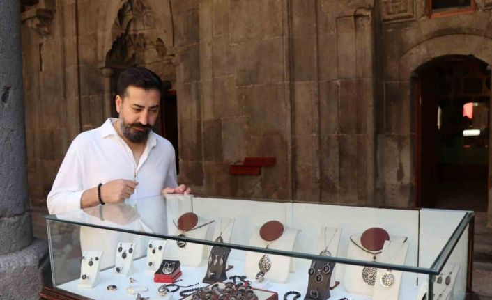 Oltu taşı takıları görücüye çıktı, görenler dönüp bir daha baktı