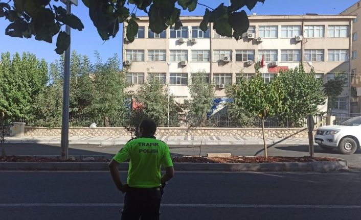 Ömerli Kaymakamlığı önünde şüpheli paketten alışveriş malzemesi çıktı