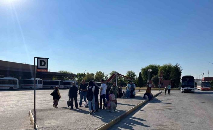 Otobüs durağının taşındığı yerde oturacak alan bulunmaması tepki çekti