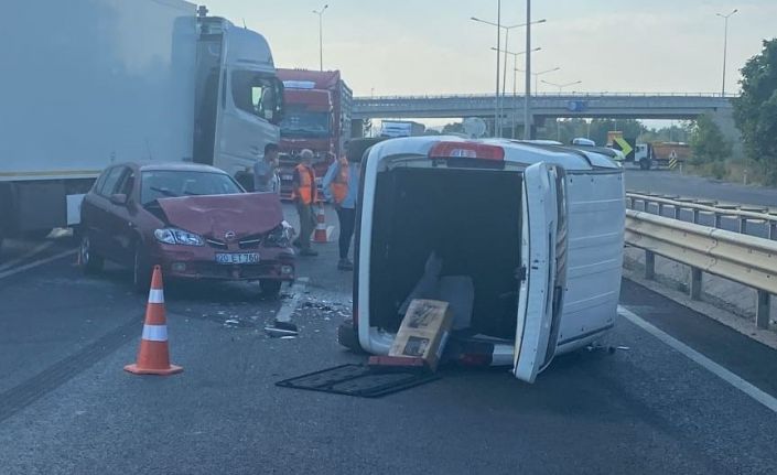 Otomobil ile hafif ticari araç kafa kafaya çarpıştı: 2’si çocuk 7 yaralı