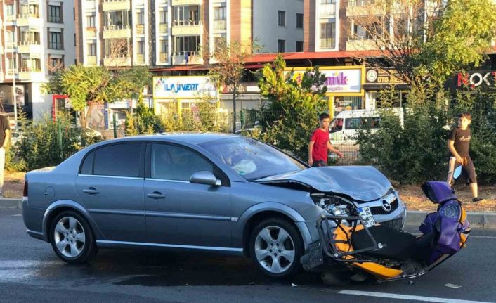 Otomobilin çarptığı motorlu kurye ağır yaralandı