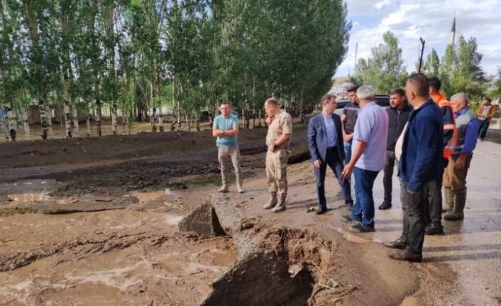 Özalp’ta dolu ve sel hasara neden oldu