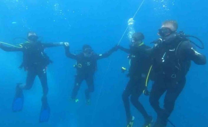 (ÖZEL) Eskişehirli dalgıçlar denizin 12 metre altında halay çekti