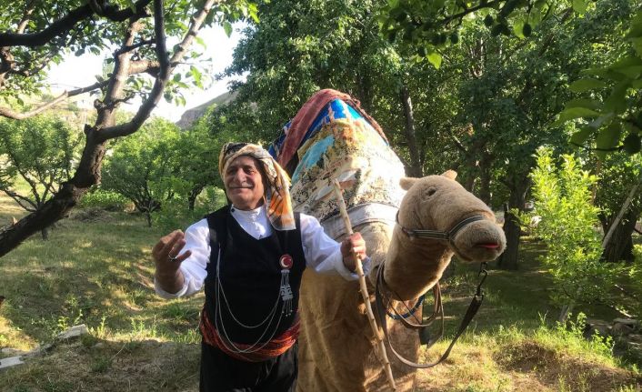Özel günlerin aranan eğlencesi Geleneksel Deve Oyunu her yaştan insanların ilgisini çekiyor