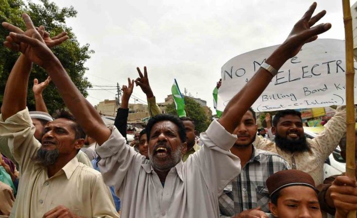 Pakistan’da esnaf artan elektrik maliyetlerini protesto etti