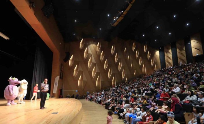 Pamukkale’de minikler tiyatro gösterisi ile doyasıya eğlendi
