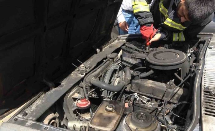 Park halindeki araç elektrik kontağından çıkan kıvılcımla yandı