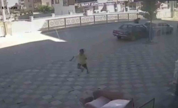 Park halindeki otomobile binen çocuk el frenini indirdi, öndeki araca çarpınca koşarak kaçtı
