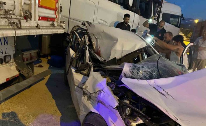 Park halindeki tıra çarpan otomobil hurdaya döndü: 2 ölü, 2 yaralı