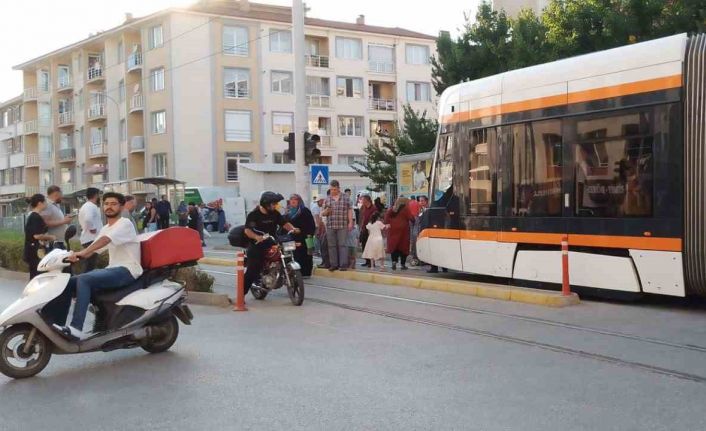Pazar alışverişinden dönen kadına tramvay çarptı