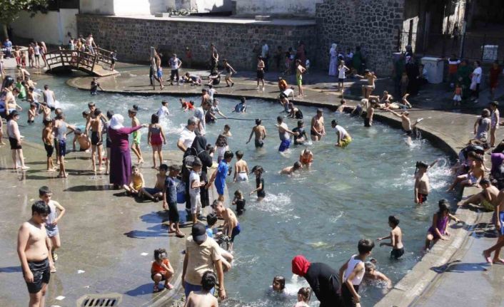 Plajı andıran görüntülerde çocuklar bazal taşlarında güneşlendi