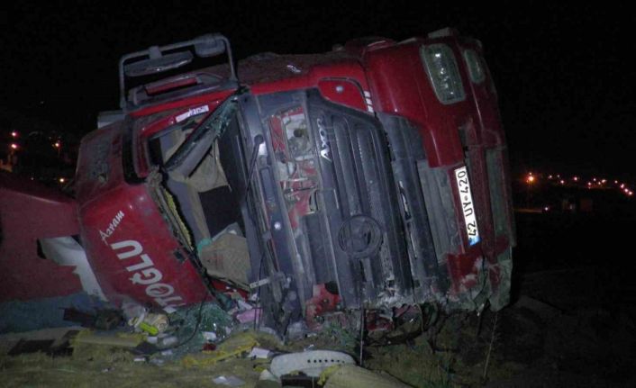 Plastik boru yüklü tır devrildi: 1 ölü, 1 ağır yaralı