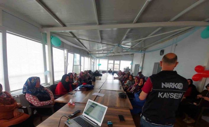 Polis bir yandan tacirlere geçit vermiyor, bir yandan da halkı bilgilendiriyor