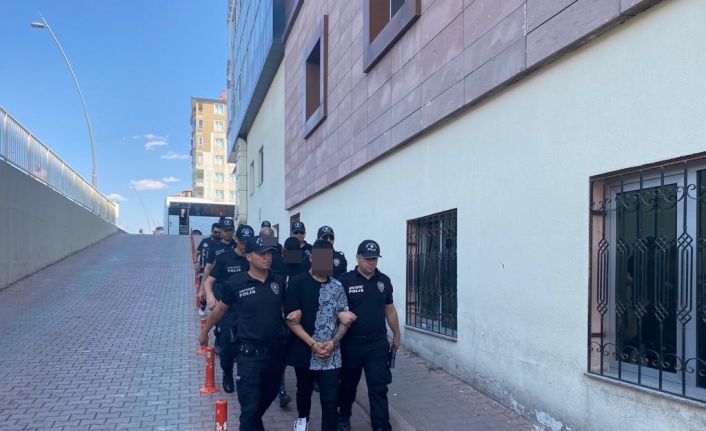 Polisten kaçarken 11 araca zarar veren şüpheliler adliyede