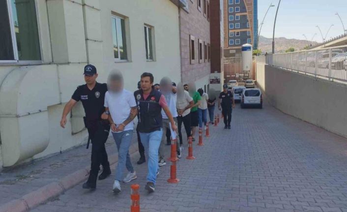 Polisten kaçarken kaza yapan uyuşturucu tacirleri adliyeye sevk edildi