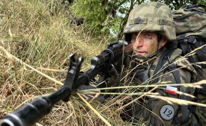 Polonya, Belarus sınırına gönderdiği asker sayısını 2 bine yükseltti