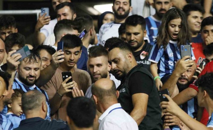 Portekizli yıldız Kevin Rodrigues galibiyet sevincini tribünlere gidip taraftarlar yaşadı