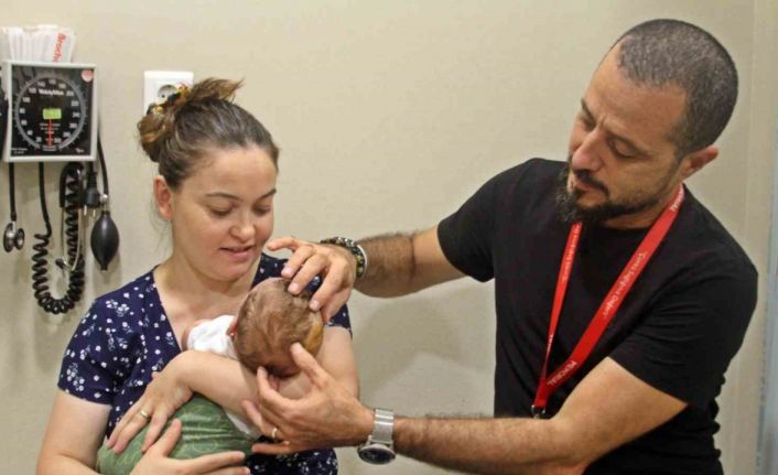 Pusetten düşüp kafatası kırılan 1 aylık bebek, başarılı ameliyatla hayata tutundu