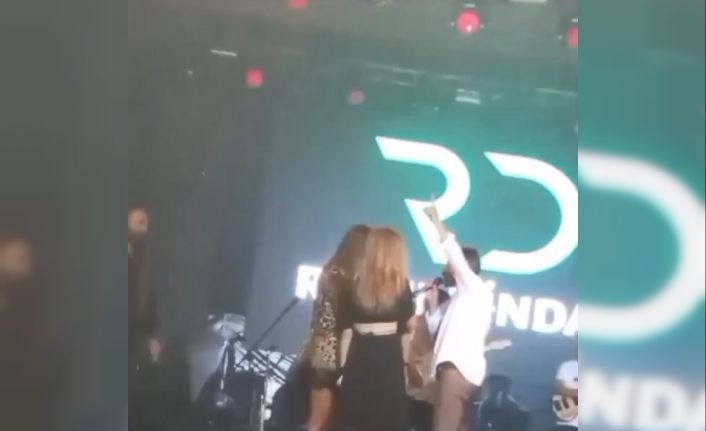 Resul Dindar ve Demet Akalın arasında sahnede gergin anlar: “Sen beni tanımamışsın”