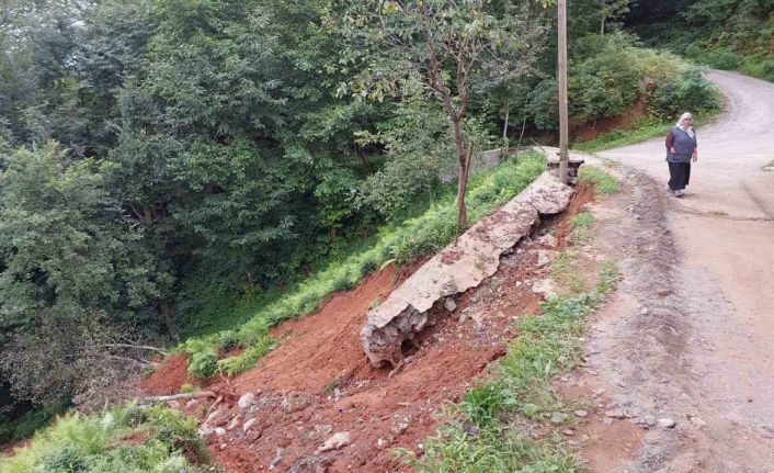 Rize’de şiddetli yağışlar nedeniyle 2 katlı bir binanın altında toprak kayması meydana geldi