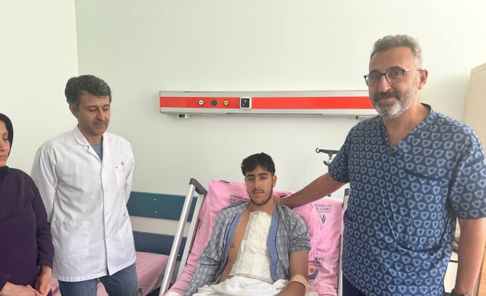 Şah damarı yırtılan 16 yaşındaki çocuk erken tanı ile hayata tutundu
