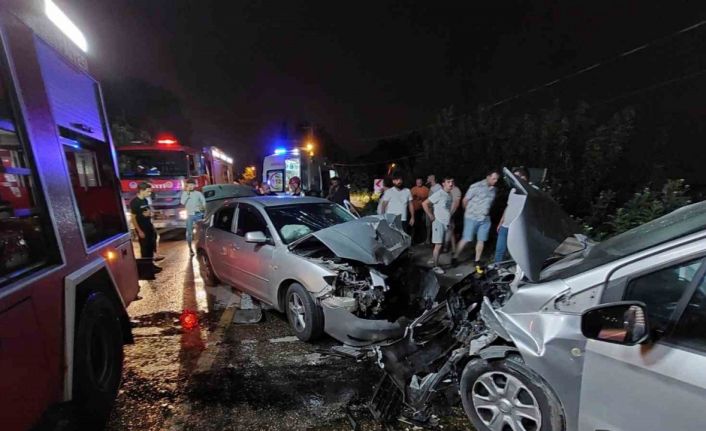 Sakarya’da otomobil ile hafif ticari araç kafa kafaya çarpıştı: 5 yaralı