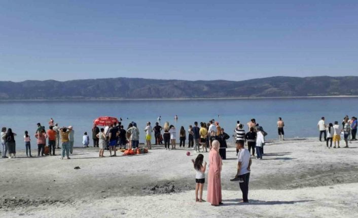 Salda Gölü’nde boğulma tehlikesi geçiren 3 kişi kurtarıldı