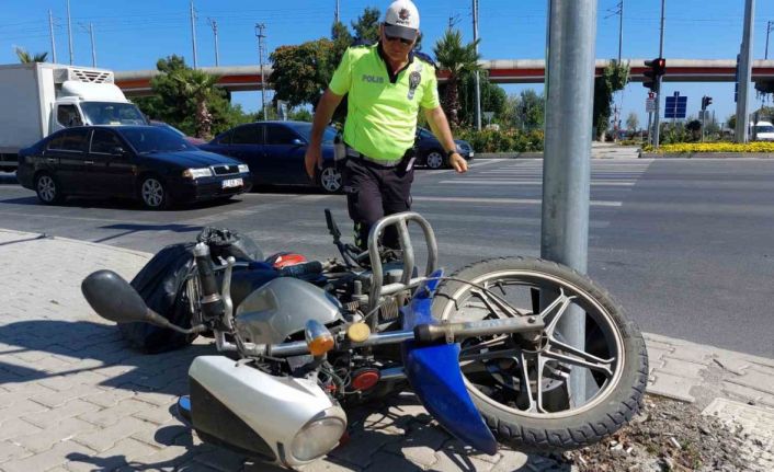 Samsun’da otomobil kırmızı ışıkta bekleyen motosiklete çarptı: 1 yaralı