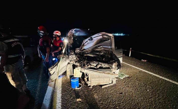 Şanlıurfa’da hafif ticari araç traktöre arkadan çarptı: 1 ölü, 3 yaralı