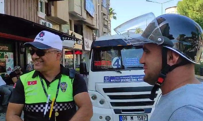 Şanslı sürücü 15 dakik önce aldığı 300 TL’lik kaskla 437 liralık cezadan kurtuldu